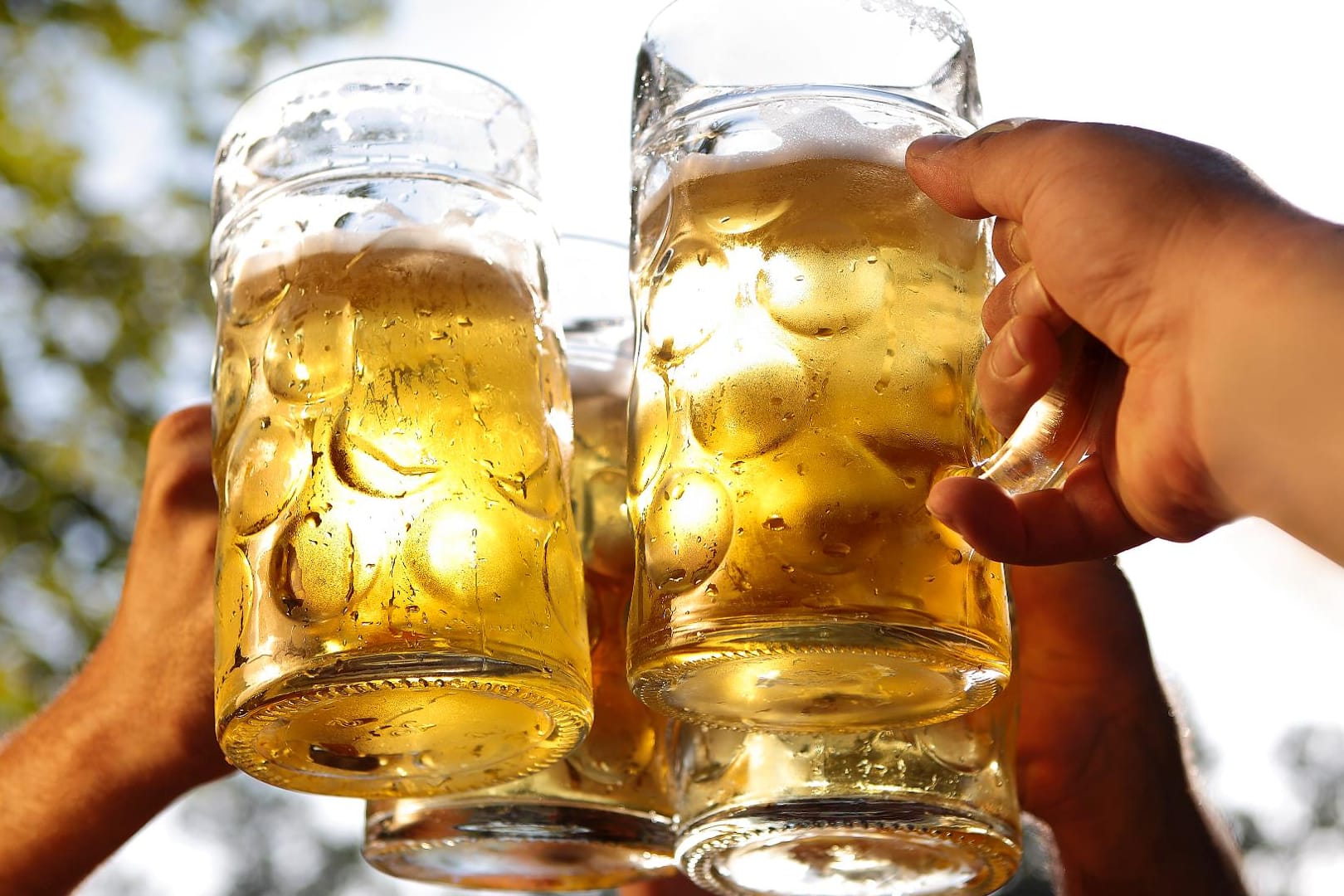 Prost! Oktoberfest feiern geht auch fern der Wiesnzelte im eigenen Garten.