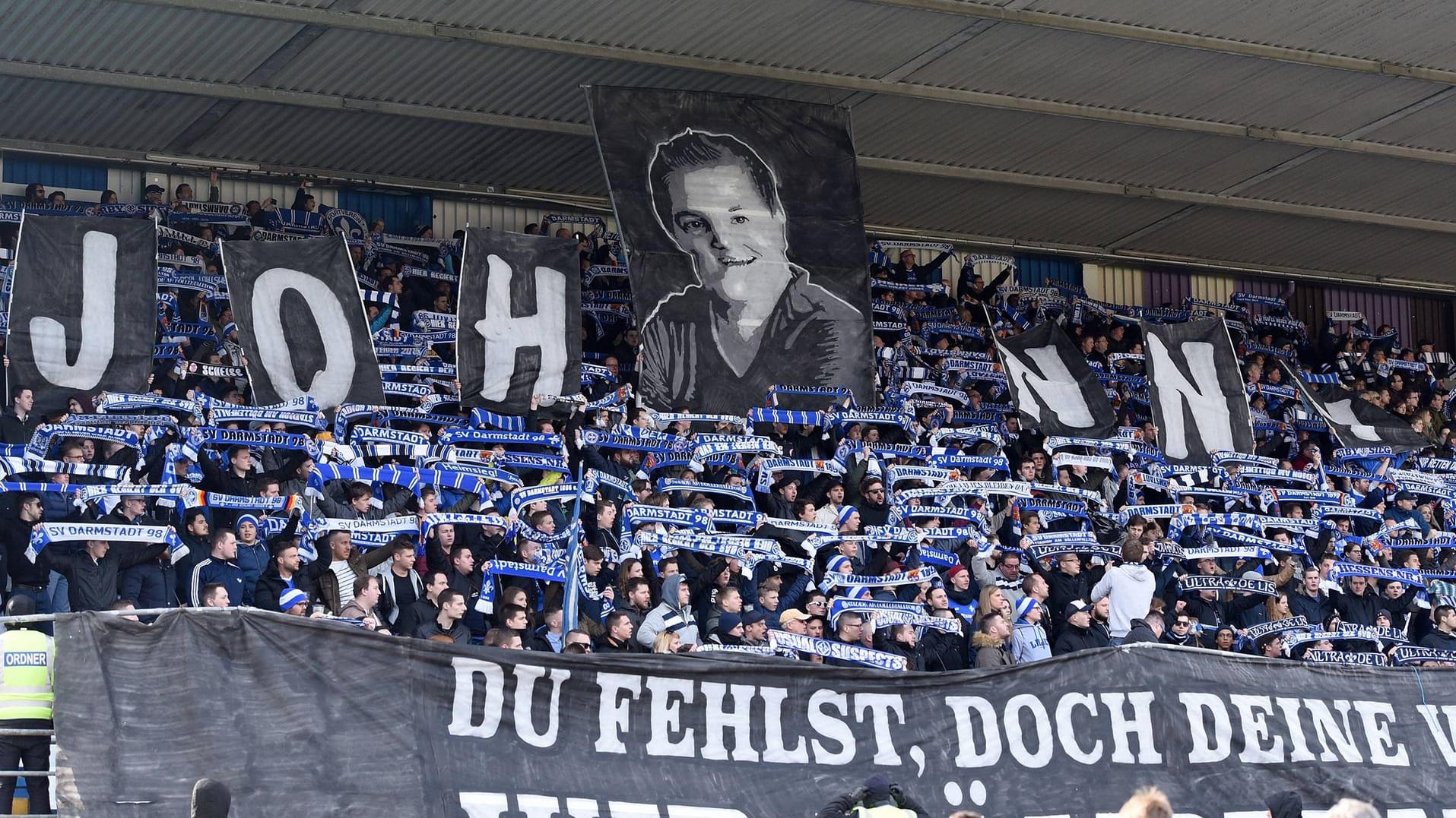 Die Fans der Lilien sorgten mit ihrer Choreographie für Johnny Heimes für einen emotionalen Moment.