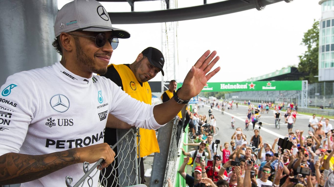 Richtiger Jubel sieht anders aus: Lewis Hamilton bei der Siegerehrung in Monza.