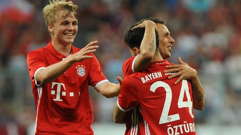 Felix Götze (li.) und Erdal Öztürk (Rückennummer 24, mit Rafinha) stehen im erweiterten Champions-League-Kader des FC Bayern.