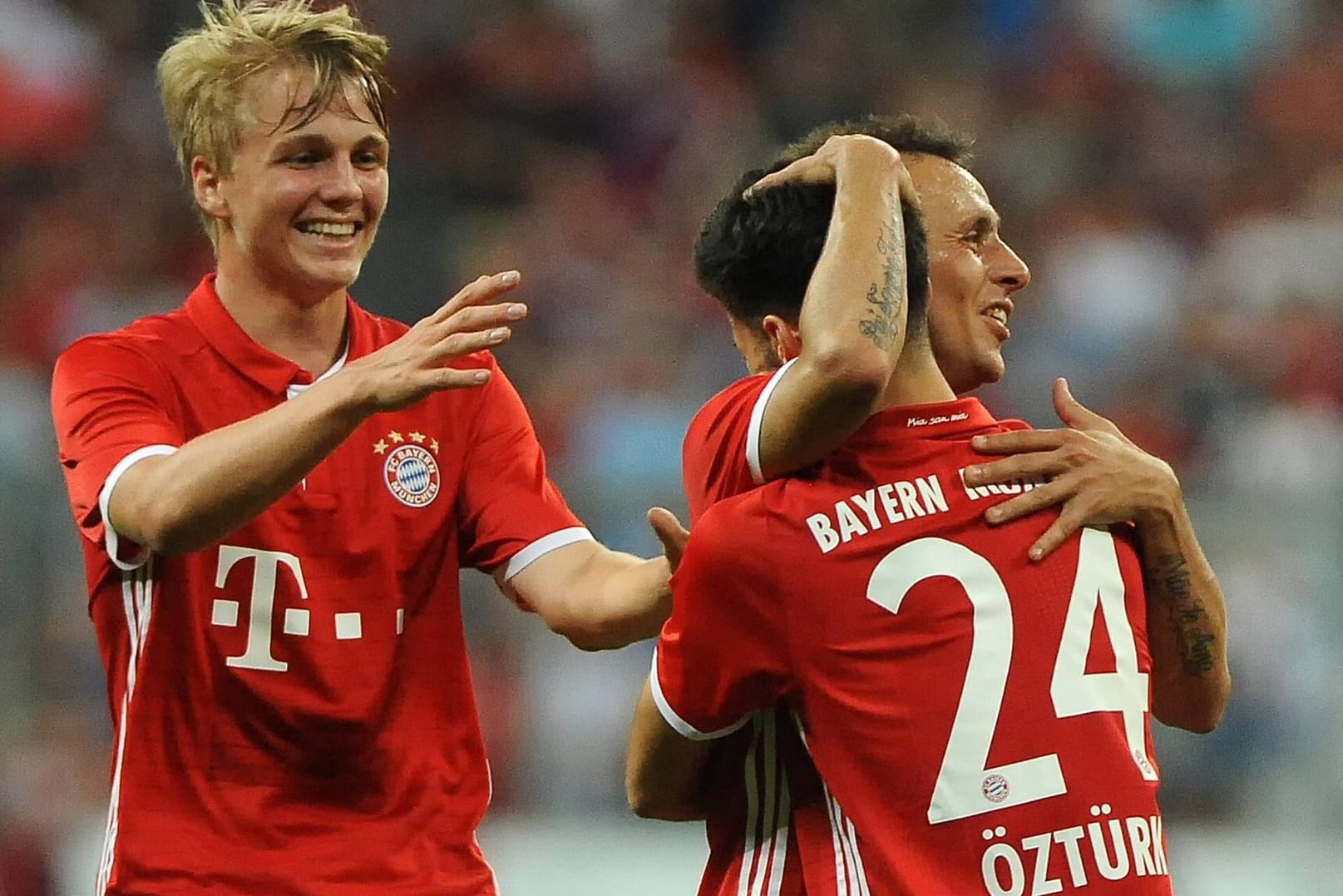 Felix Götze (li.) und Erdal Öztürk (Rückennummer 24, mit Rafinha) stehen im erweiterten Champions-League-Kader des FC Bayern.