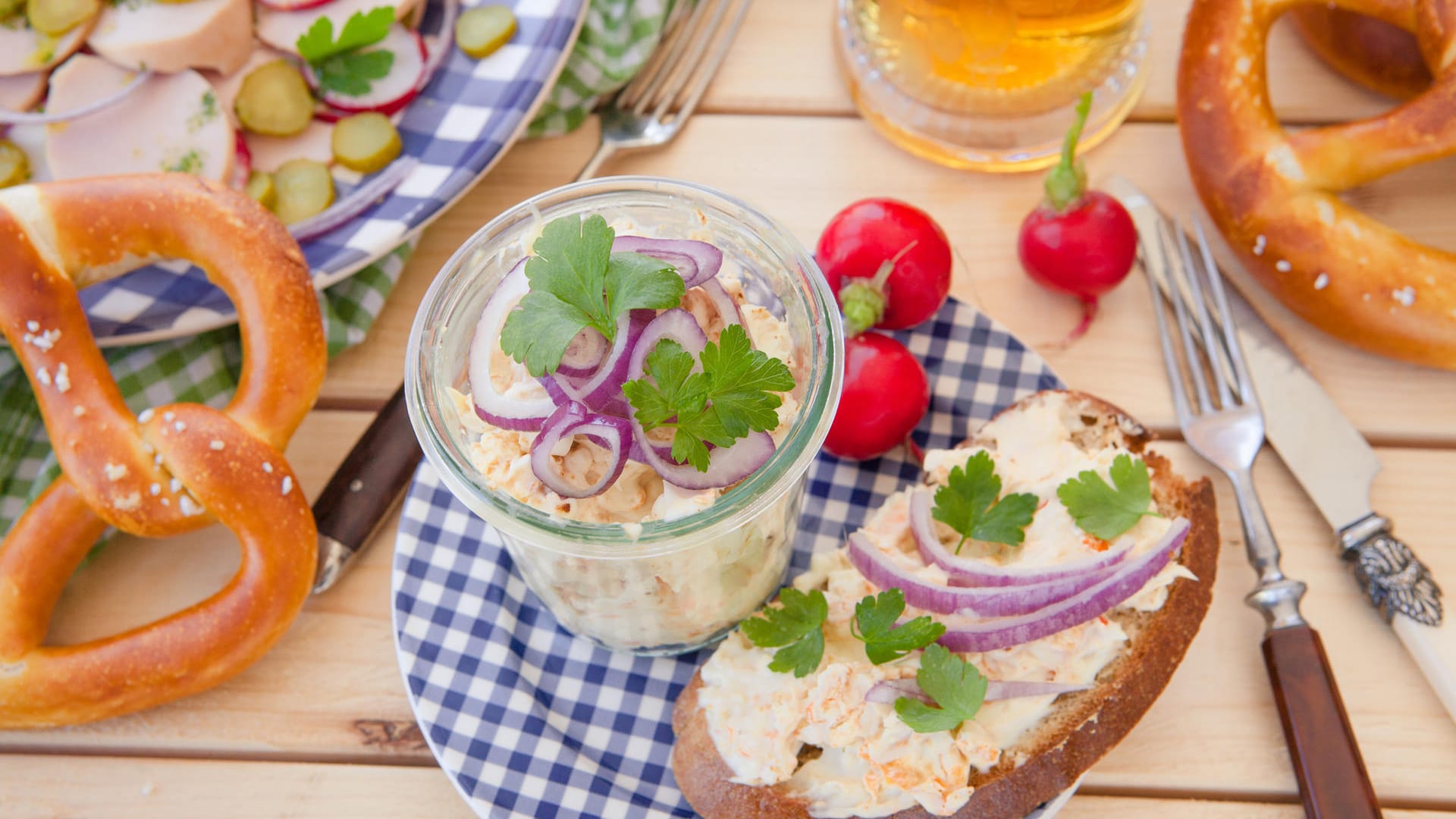 Käsespezialitäten mit Brezeln gehören zu den klassischen, vegetarischen Oktoberfest-Rezepten.