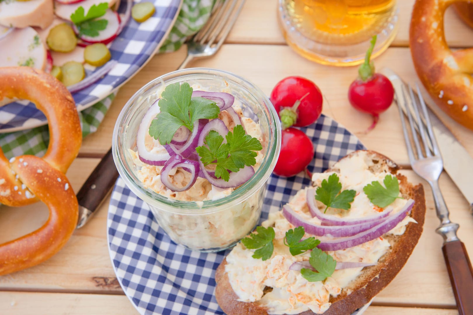 Käsespezialitäten mit Brezeln gehören zu den klassischen, vegetarischen Oktoberfest-Rezepten.