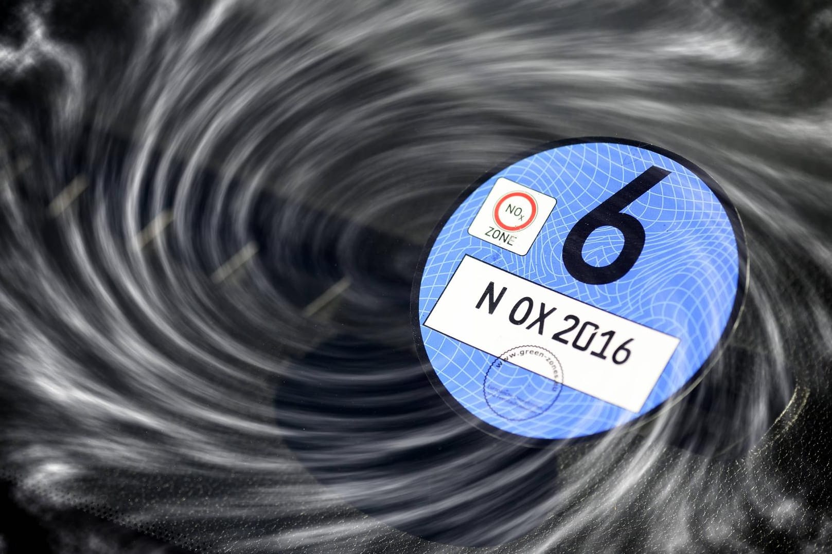 Abgas-Skandal und Diskussion um blaue Umweltplakette hemmen die Verkäufe von Autos mit Dieselmotoren.