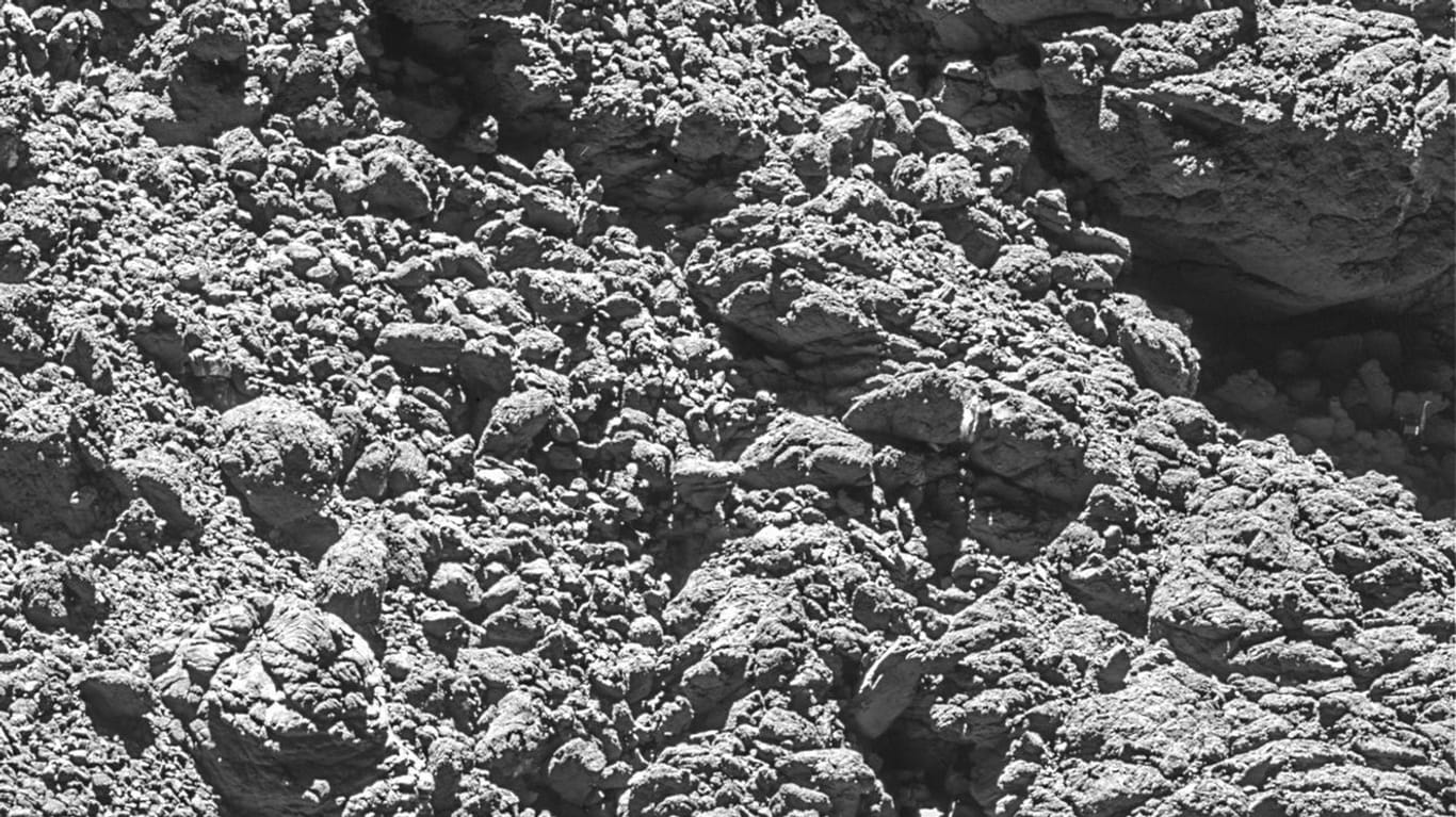 Können Sie "Philae" auf dem Foto entdecken? Im dunklen Feld am rechten Bildrand gibt es kleinen hellen Strich - das ist ein Teil des Landers.