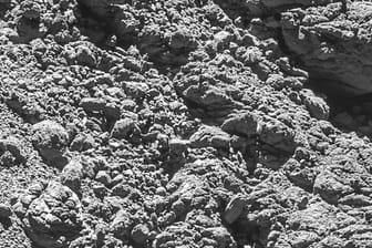 Können Sie "Philae" auf dem Foto entdecken? Im dunklen Feld am rechten Bildrand gibt es kleinen hellen Strich - das ist ein Teil des Landers.