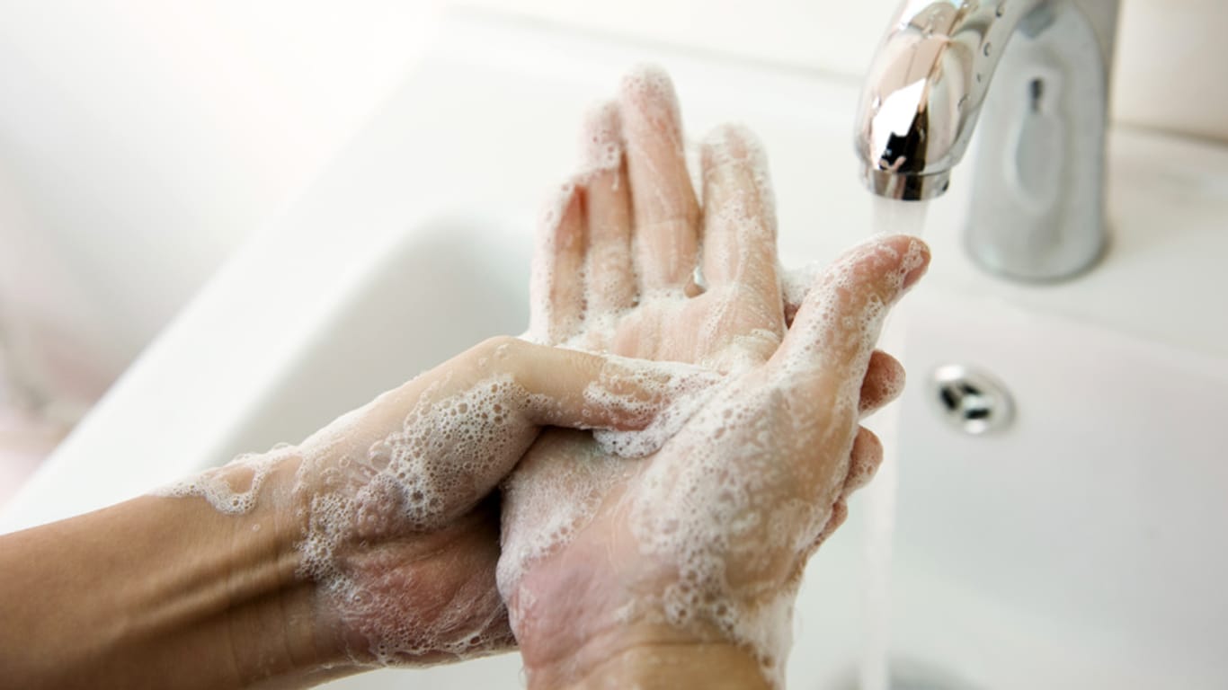 Zur gründlichen Hygiene reicht normale Seife. Antibakterielle Seife kann schädliche Substanzen enthalten.