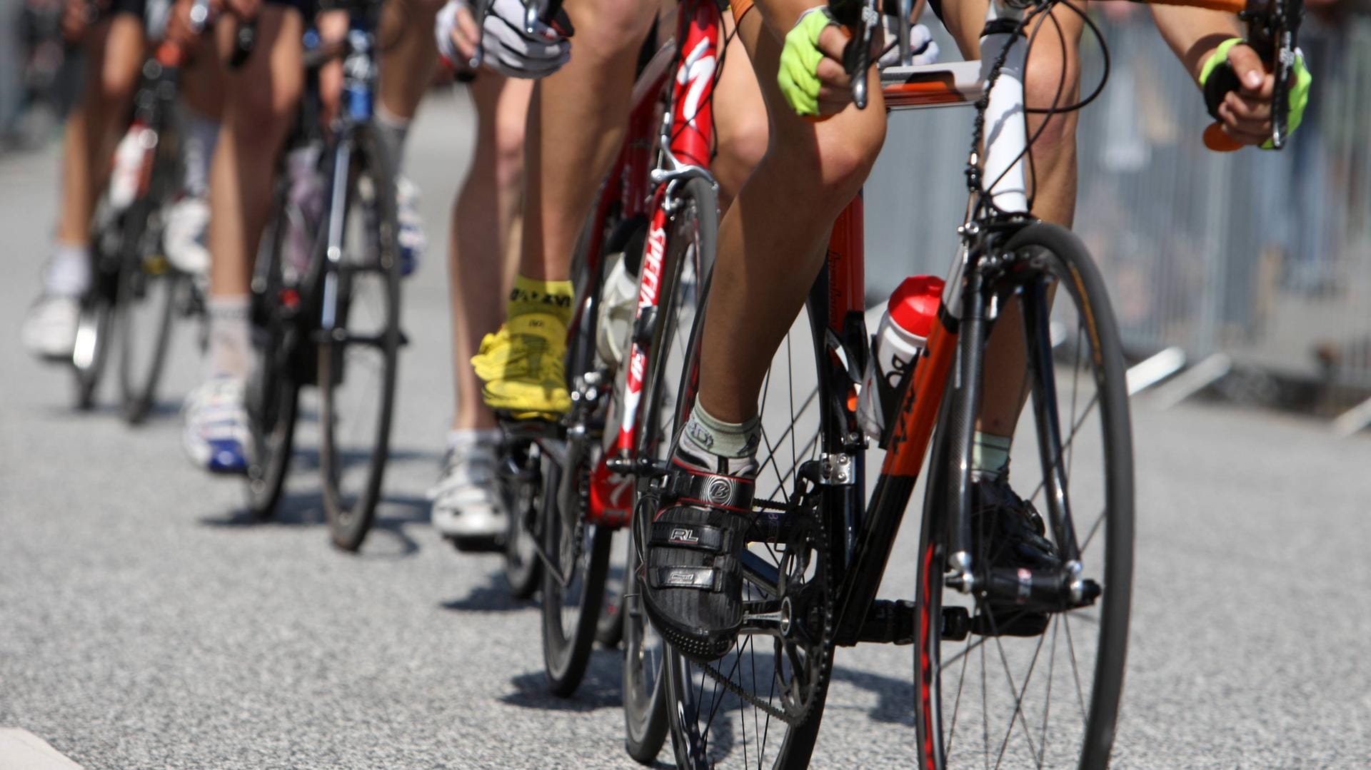 Zaun-Attacke auf Réunion: Der Radsport wird von einem unglaublichen Skandal überschattet.