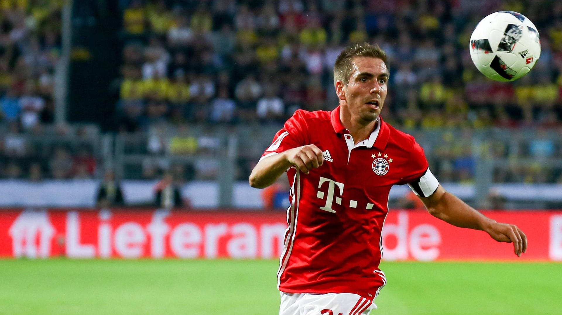 Philipp Lahm führt die Bayern als Kapitän aufs Feld.