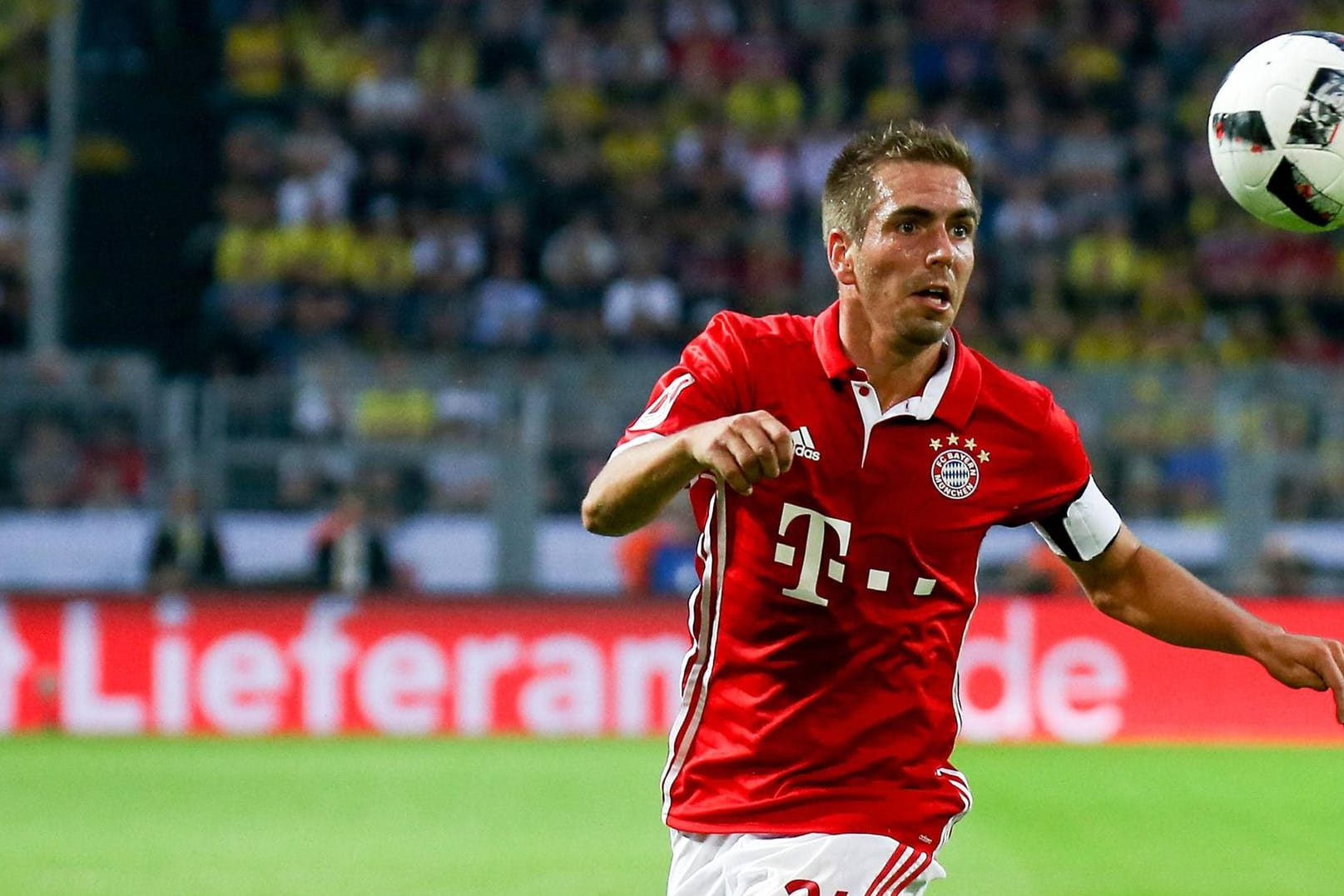 Philipp Lahm führt die Bayern als Kapitän aufs Feld.