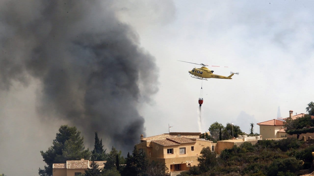 Rund 20 Flugzeuge und Hubschrauber sowie 370 Feuerwehrleute sind derzeit an der spanischen Costa im Einsatz. Rund 20 Flugzeuge und Hubschrauber sowie 370 Feuerwehrleute sind derzeit an der spanischen Costa im Einsatz.