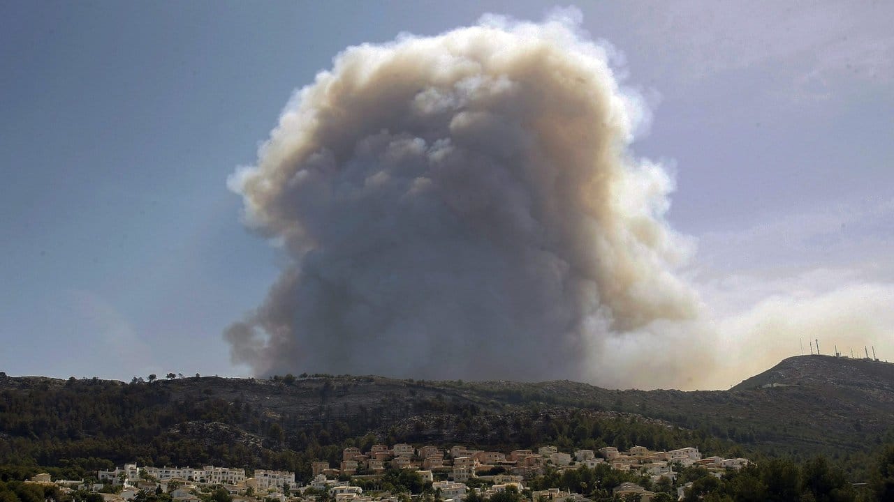 Rauch steigt hinter einer Wohnsiedlung bei Benitatxell auf: Hohe Temperaturen und Veränderungen der Windrichtung erschweren derzeit die Arbeit der Feuerwehr. Rauch steigt hinter einer Wohnsiedlung bei Benitatxell auf: Hohe Temperaturen und Veränderungen der Windrichtung erschweren derzeit die Arbeit der Feuerwehr.