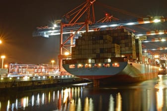Vom Hamburger Hafen gehen deutsche Waren in die ganze Welt.