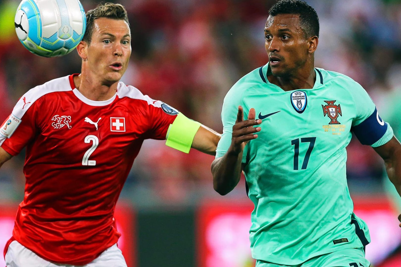 Portugals Nani (re.) im Zweikampf mit dem Schweizer Stephan Lichtsteiner (li.).