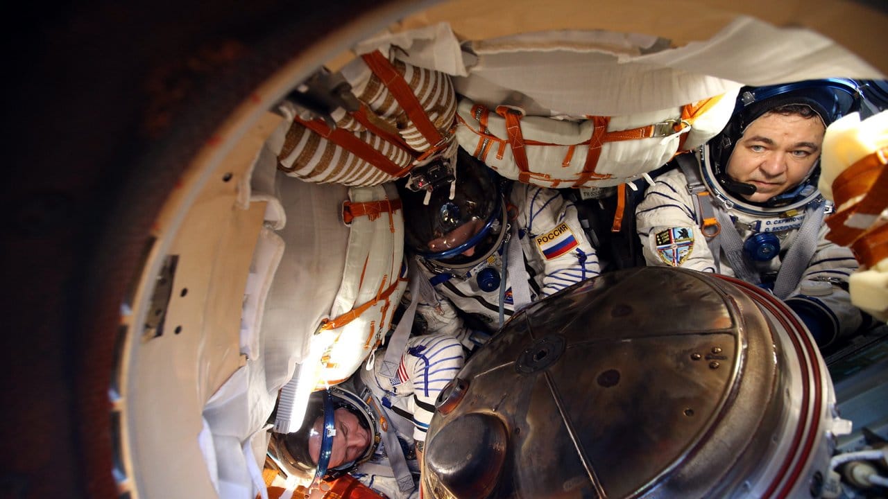 Die Crew-Mitglieder: NASA-Astronaut Jeffrey Williams und die Kosmonauten Alexei Ovchinin and Oleg Skripochka sind gerade in der Wüste von Kasachstan gelandet.