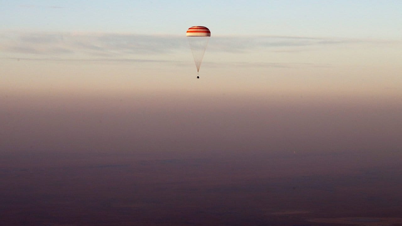 Landeanflug der Sojus-Kapsel mit den drei Raumfahrern an Bord.