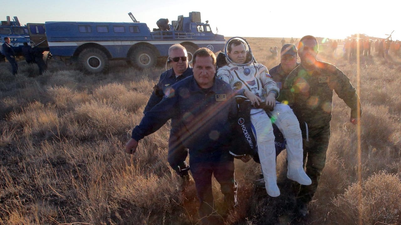 Der russische Kosmonatu Oleg Skripochka wird von Helfern geborgen.