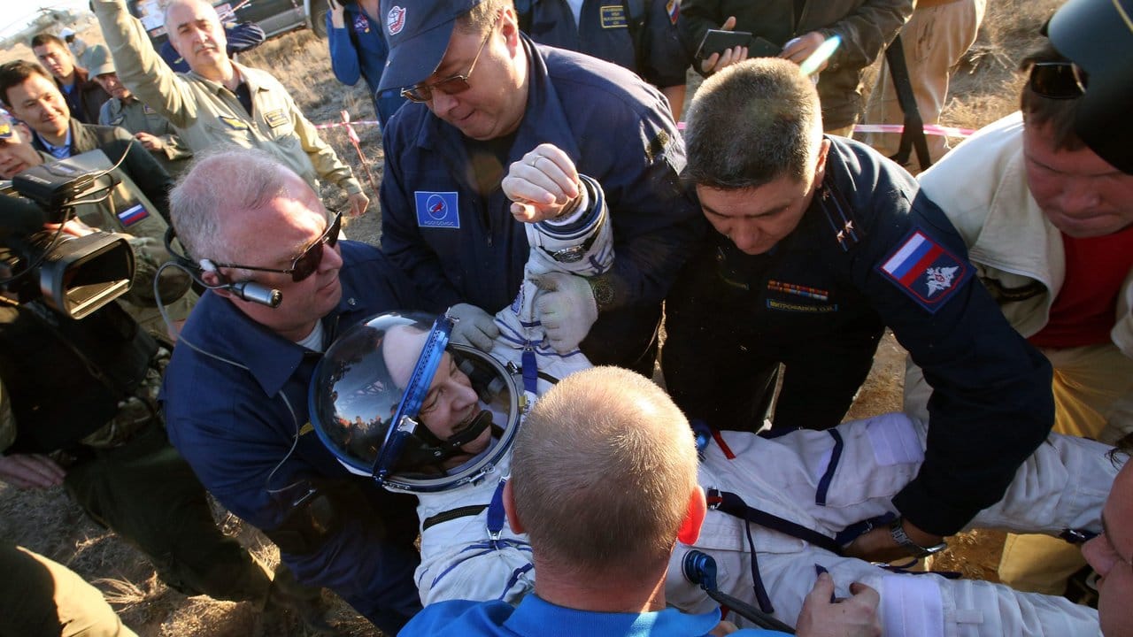 Der NASA-Astronaut Jeffrey Williams wird versorgt.