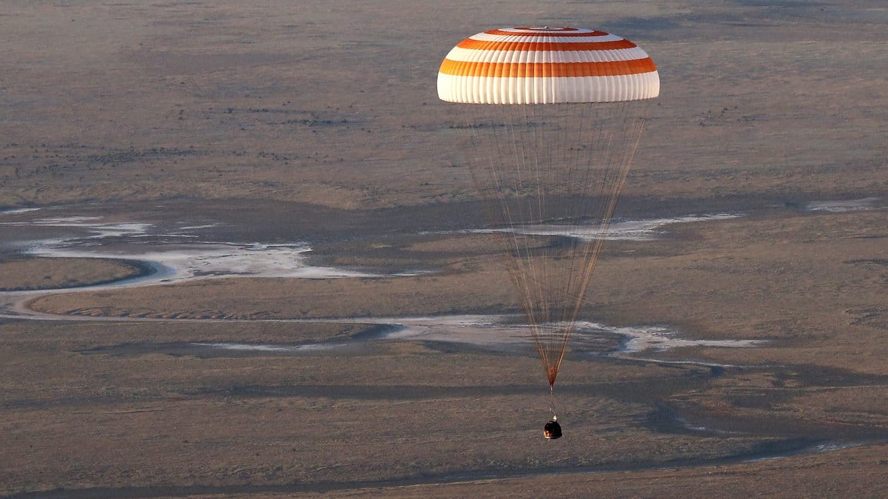 Die russischen Kosmonauten Owtschinin und Skripotschka sowie der US-Astronaut Williams landeten mit einer Sojus-Kapsel in der Steppe von Kasachstan.
