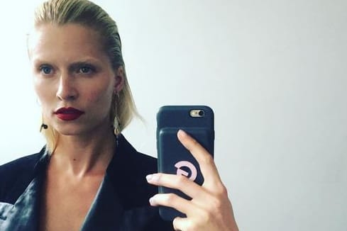 Blondes Topmodel ohne Augenbrauen - hätten Sie die Dame auf Anhieb erkannt?