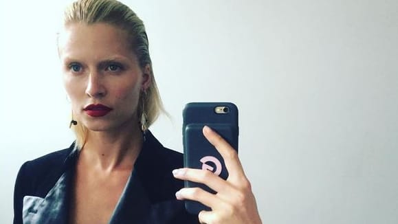 Blondes Topmodel ohne Augenbrauen - hätten Sie die Dame auf Anhieb erkannt?