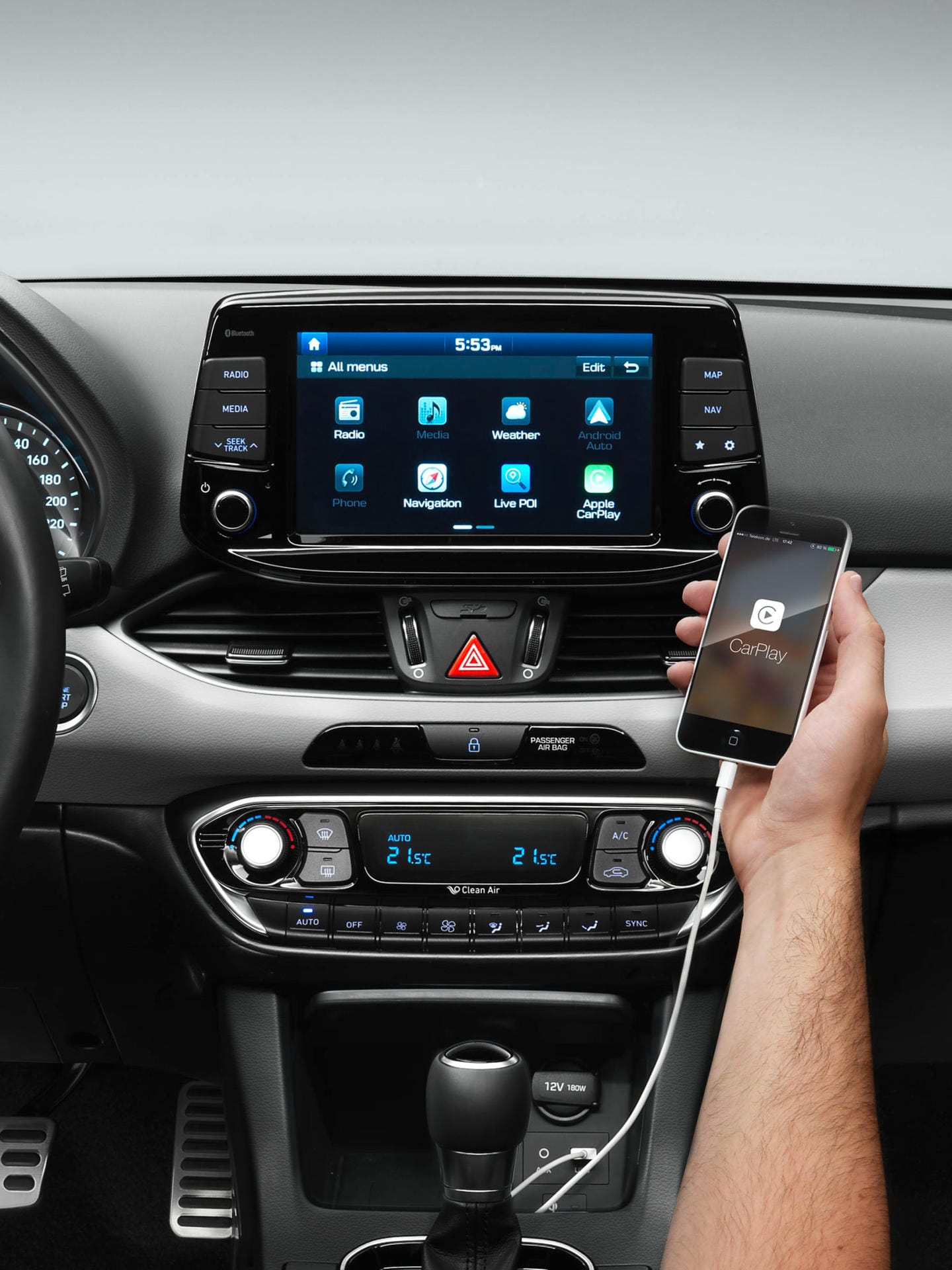 Der 8-Zoll-Touchscreen des optionalen Navigationssystems integriert verschiedene Navigations-, Media- und Connectivity-Funktionen.
