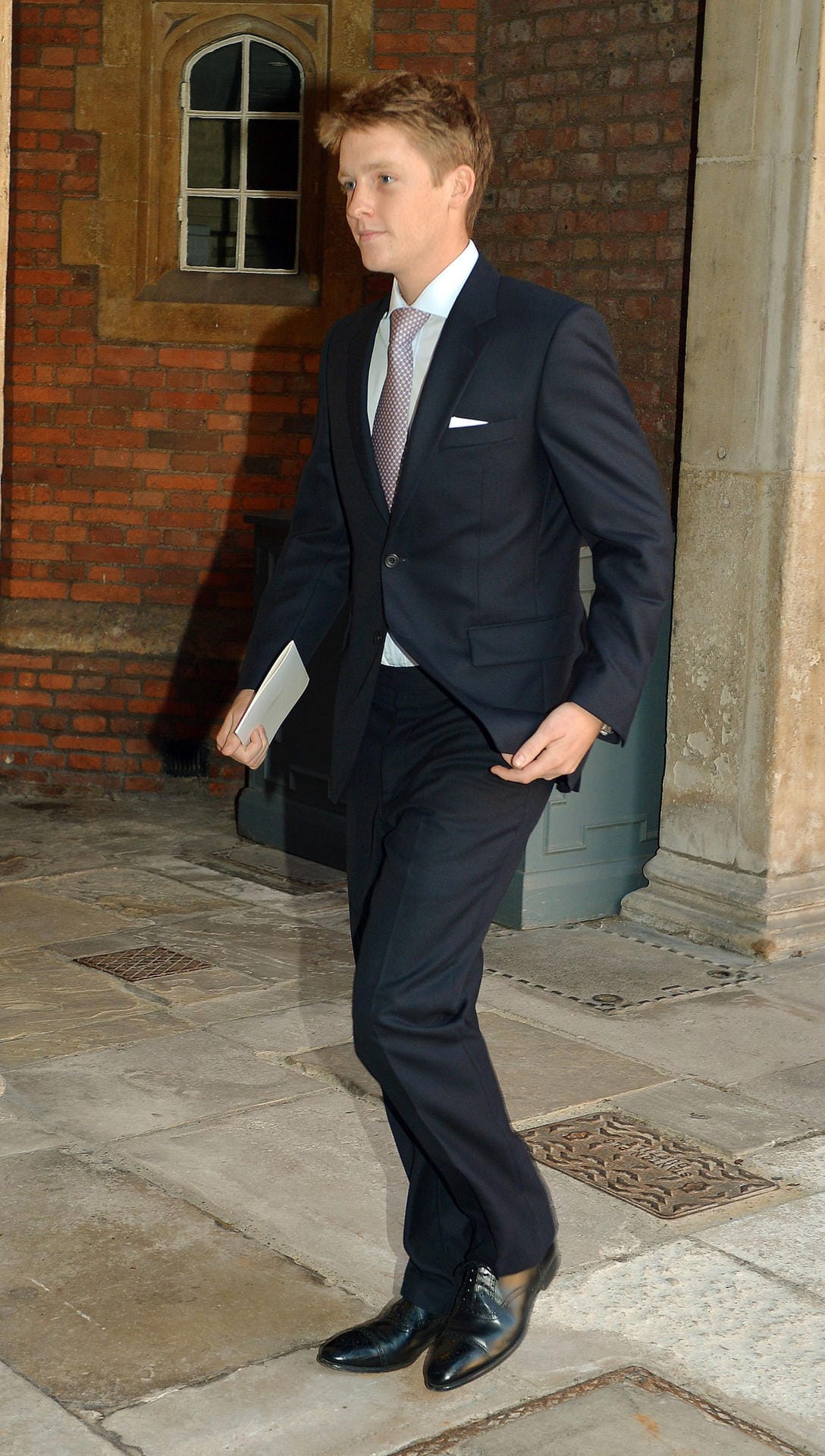 Gerade einmal 25 Jahre alt ist der Duke of Westminster, Hugh Grosvenor. Er ist Sohn und Haupterbe des im August verstorbenen Gerald Cavendish Grosvenor und ganz nebenbei Patenonkel des royalen Lieblings, Prinz George. Das Erbe umfasst Schätzungen zufolge 10 Milliarden Euro.
