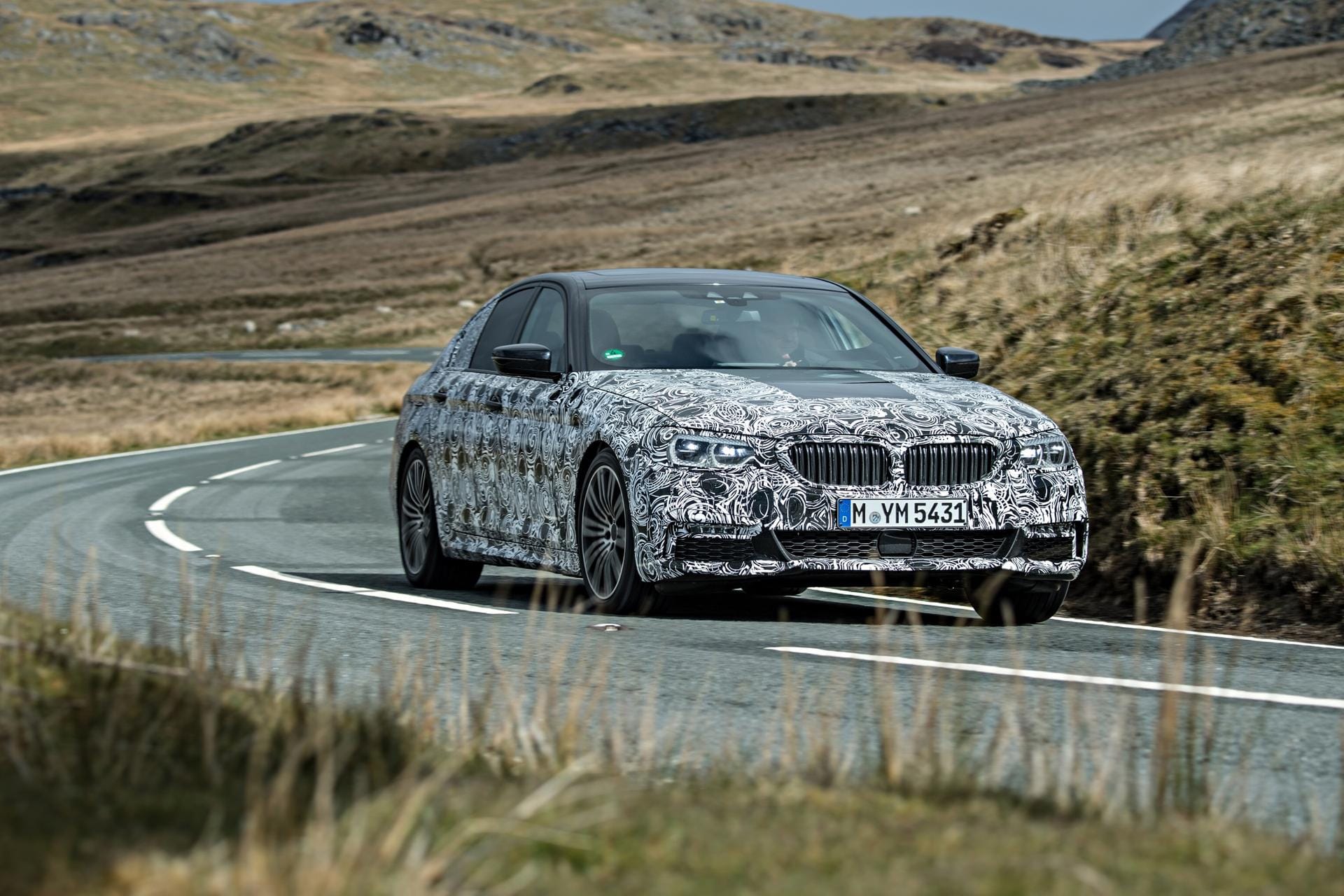 Fast ungetarnt unterwegs: Der BMW 5er startet 2017.