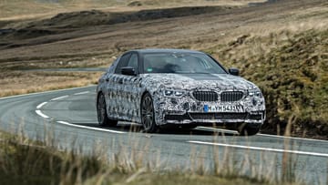 Fast ungetarnt unterwegs: Der BMW 5er startet 2017.