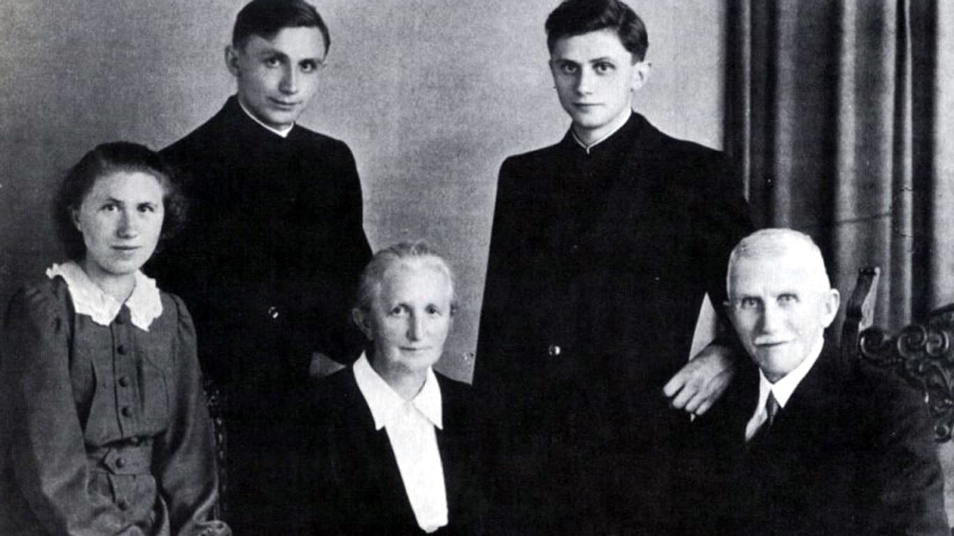 Joseph Ratzinger als junger Priester mit seiner Familie. Auf dem Foto von 1951 steht er hinten rechts.