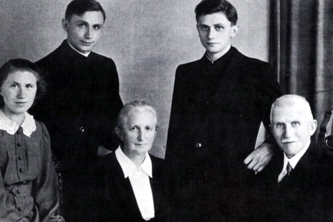 Joseph Ratzinger als junger Priester mit seiner Familie. Auf dem Foto von 1951 steht er hinten rechts.