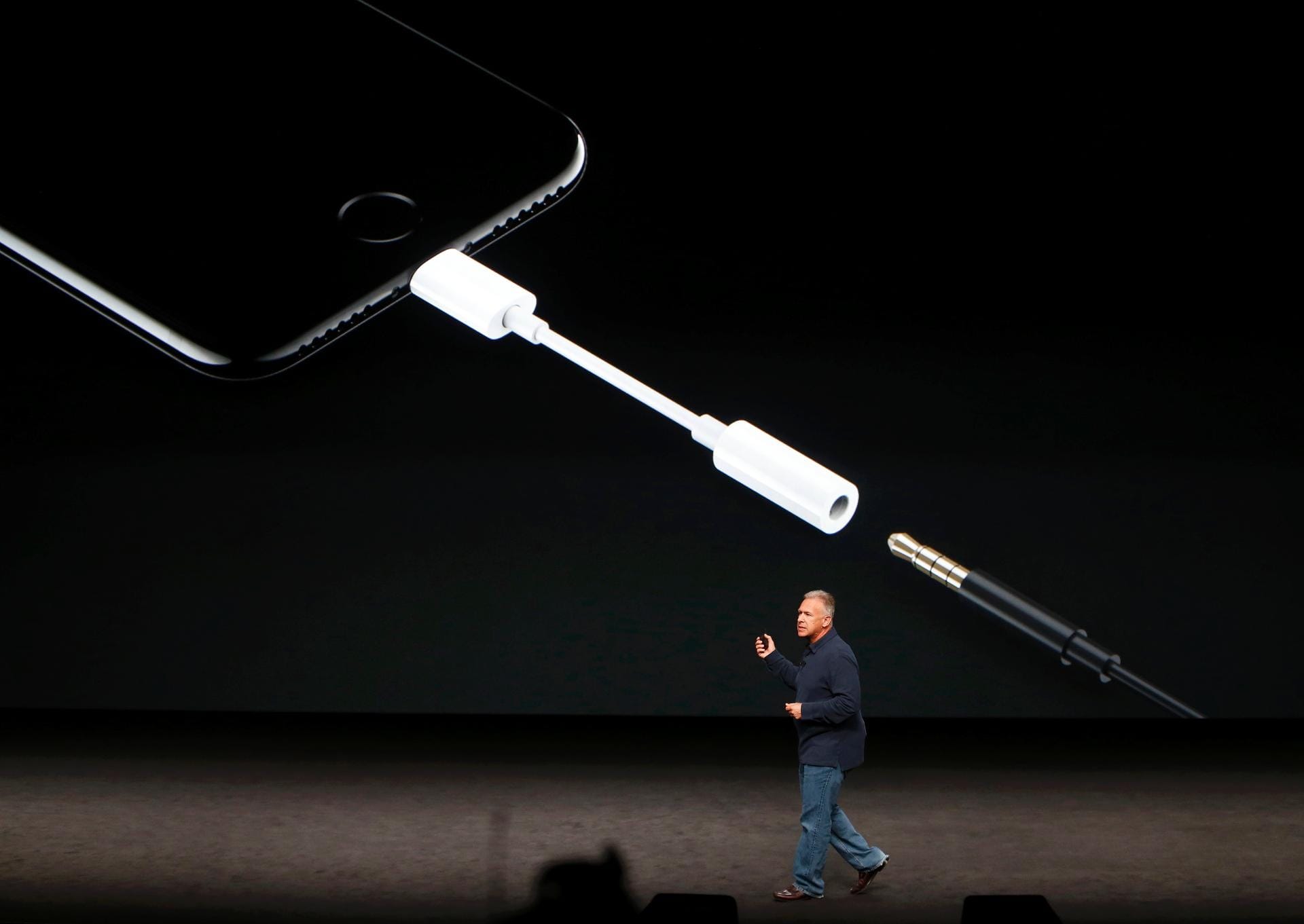 Um die Nutzer herkömmlicher Kopfhörer nicht zu verprellen, legt Apple einen Adapter bei, mit dem der Lightning-Anschluss dann als Klinkenbuchse dient.