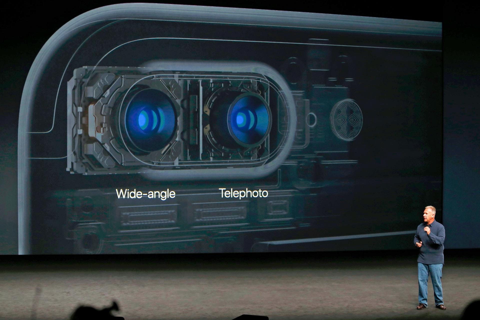 Im iPhone 7 Plus hat Apple zwei Kameras nebeneinander eingebaut. Die eine hat ein Weitwinkel- die andere ein Telefobjektiv.