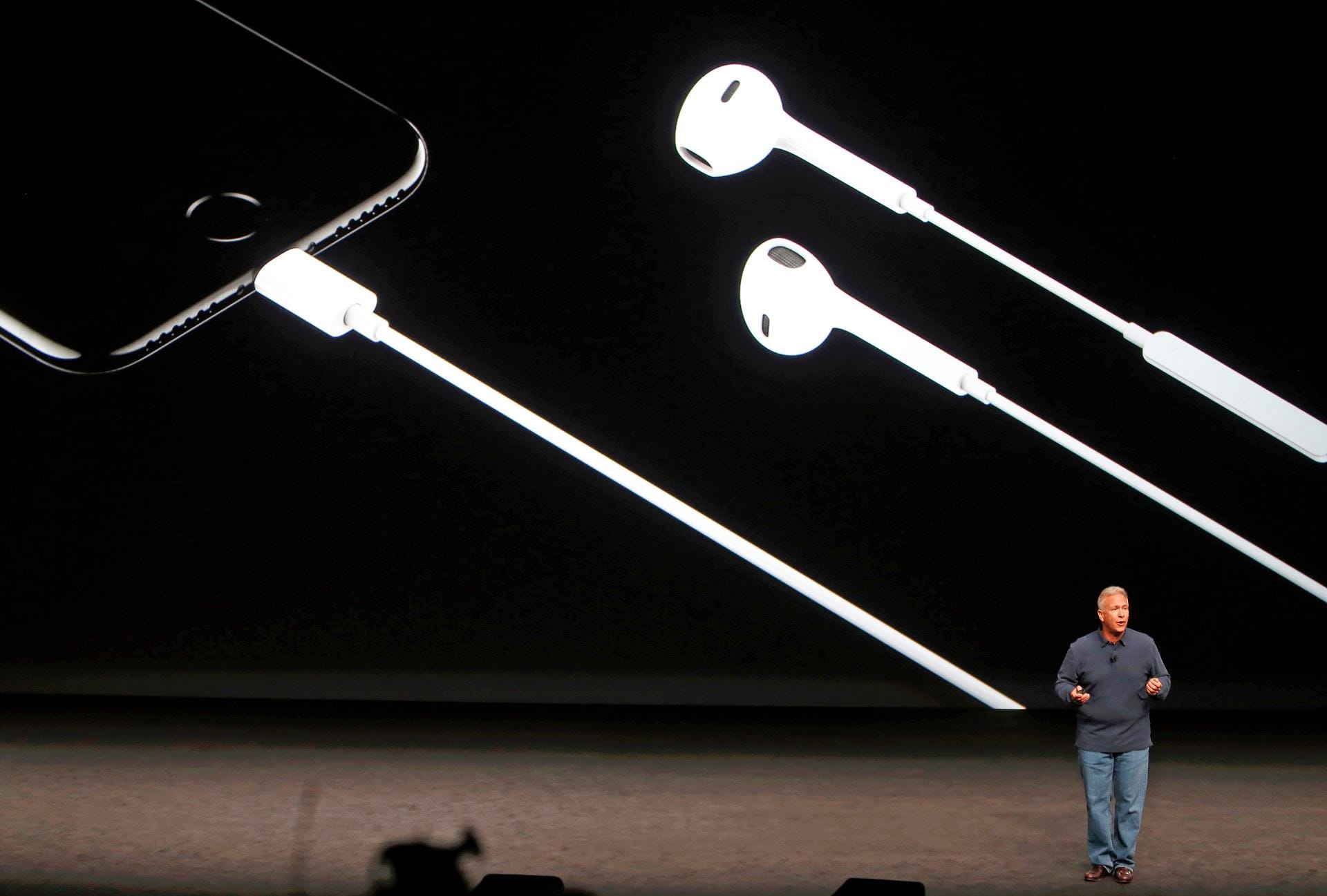 Apple hat es getan: Die Kopfhörerbuchse fehlt, Kopfhörer werden per Lightning-Stecker angeschlossen. Entsprechende Kopfhörer liegen bei.