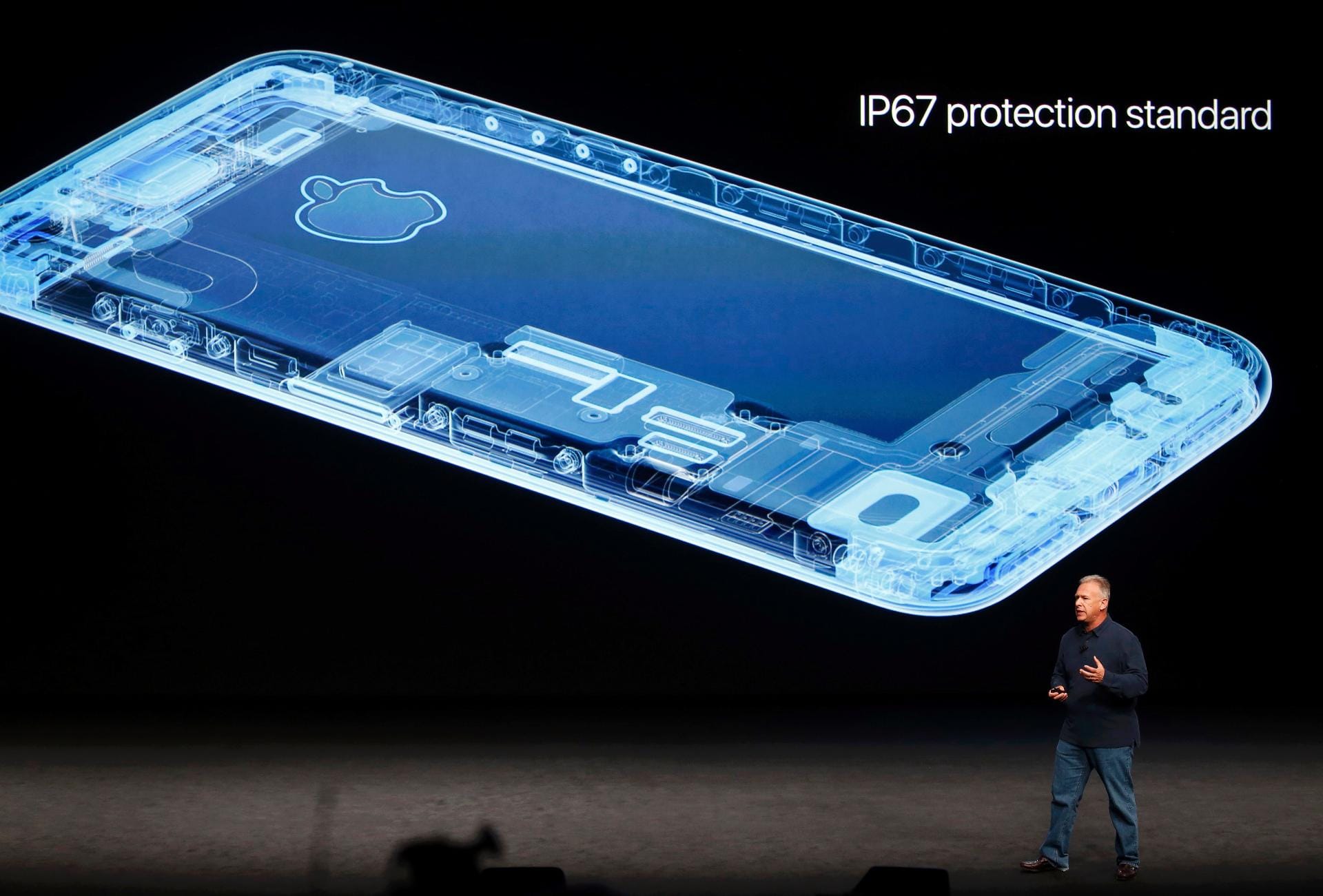 Apple hat endlich geschafft, was andere Smartphone-Hersteller schon lange können: Das iPhone ist nach IP67-Standard wasserdicht. Es übersteht also das "zeitweilige Untertauchen".