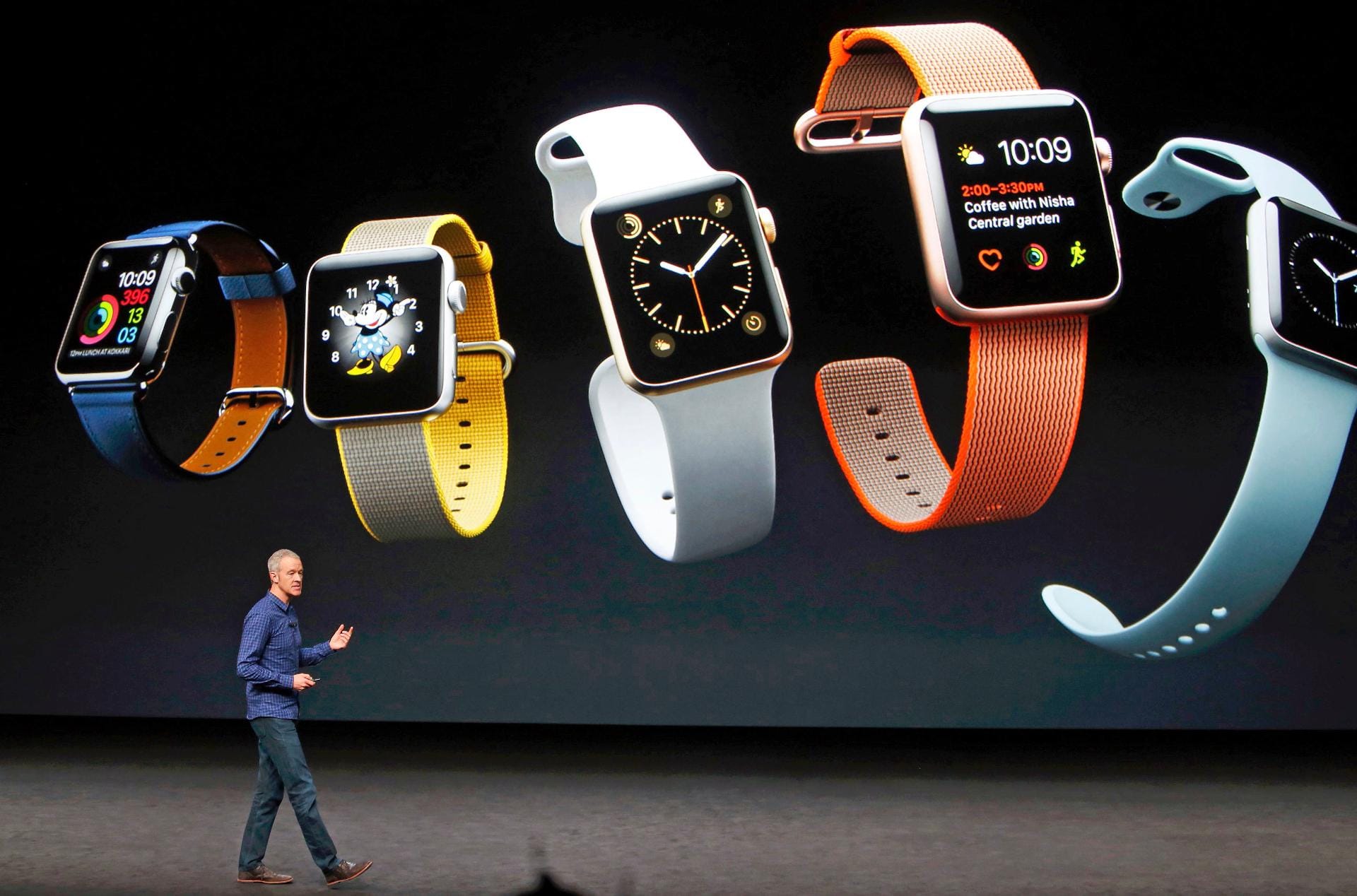 Die Apple Watch Series 2 gibt es erstmals auch mit einem Keramik-Gehäuse. Die Uhr hat einen schnelleren Prozessor und ein brillanteres Display.