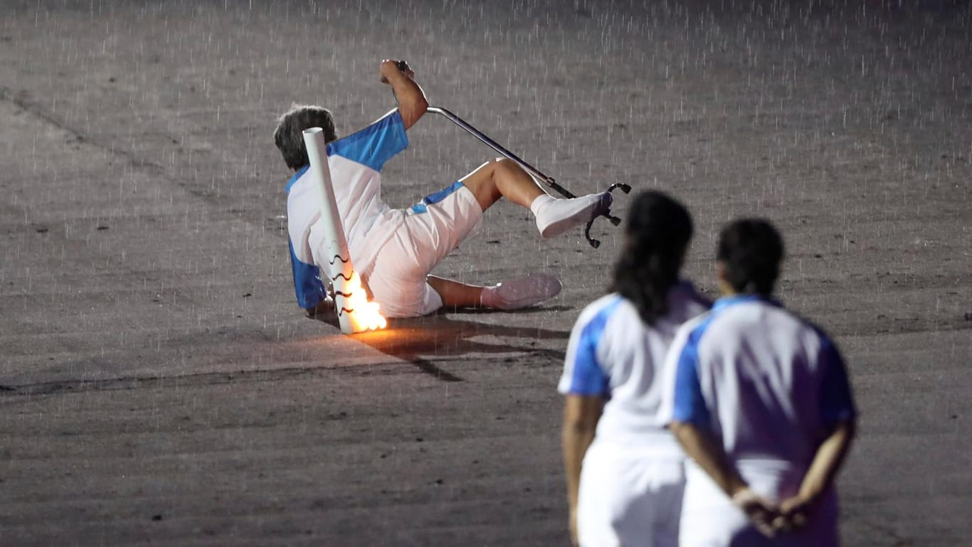 Die Brasilianerin Marcia Malsar stürzt bei der Eröffnungsfeier der Paralympics 2016.