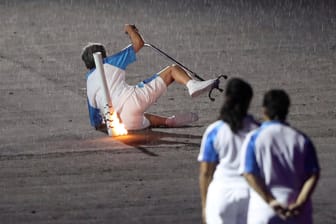 Die Brasilianerin Marcia Malsar stürzt bei der Eröffnungsfeier der Paralympics 2016.