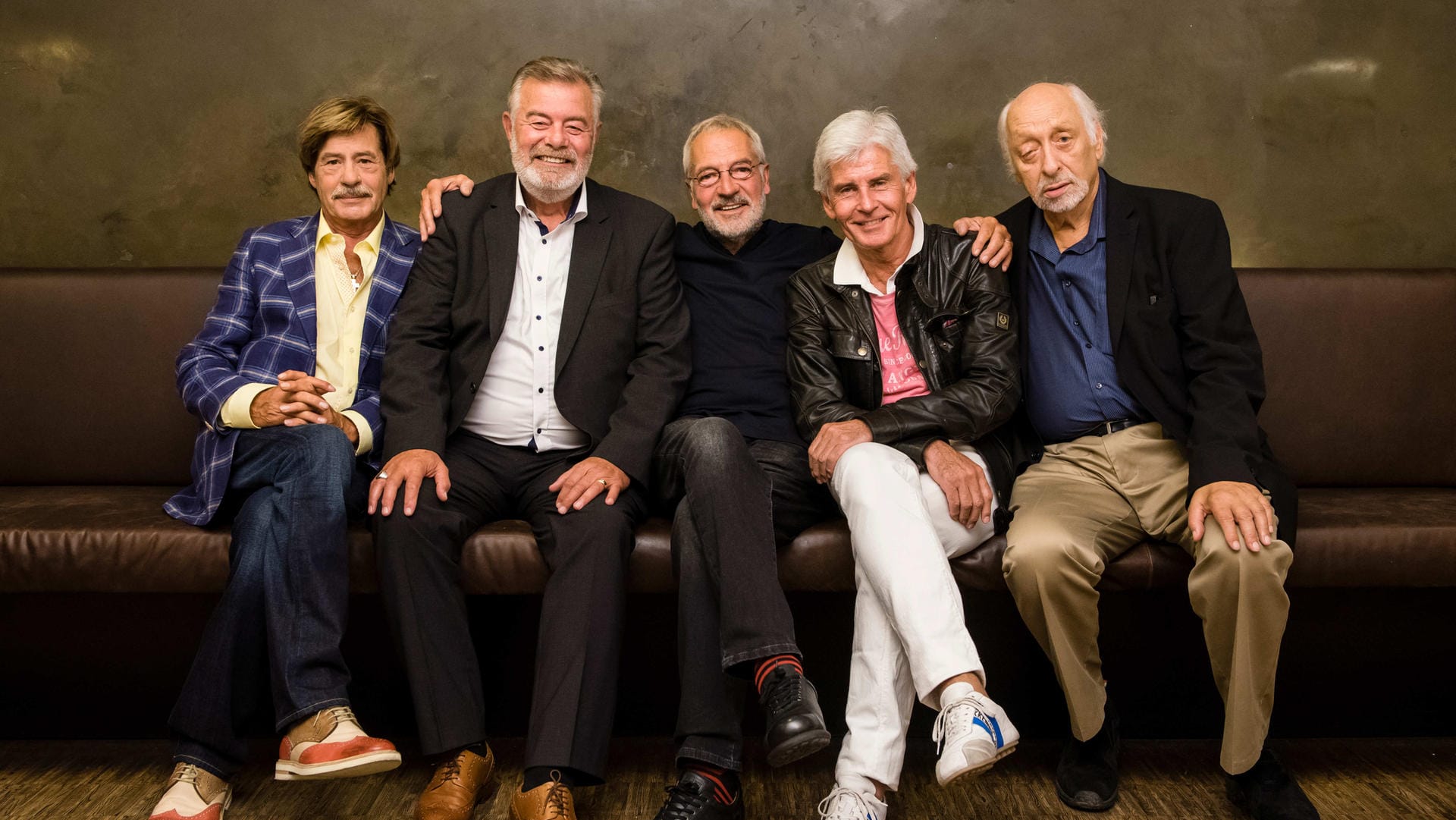 Die Fernsehmoderatoren Jörg Draeger (l-r), Harry Wijnvoord, Björn-Hergen Schimpf, Frederic Meisner und Karl Dall präsentieren ihre neue Dokumentation "OGOT" (Old Guys On Tour) in einer Bar in Berlin.