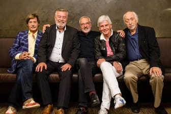 Die Fernsehmoderatoren Jörg Draeger (l-r), Harry Wijnvoord, Björn-Hergen Schimpf, Frederic Meisner und Karl Dall präsentieren ihre neue Dokumentation "OGOT" (Old Guys On Tour) in einer Bar in Berlin.