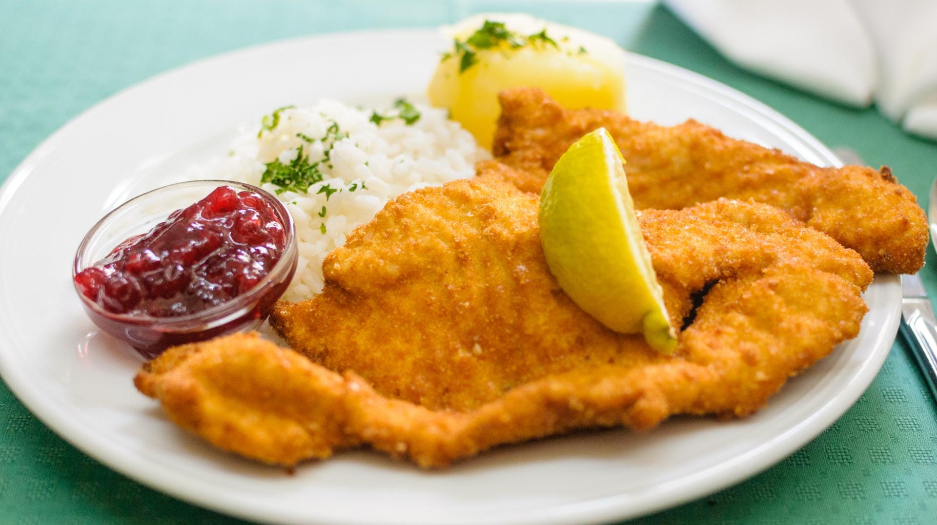 Ein original Wiener Schnitzel wird aus Kalbfleisch gemacht.