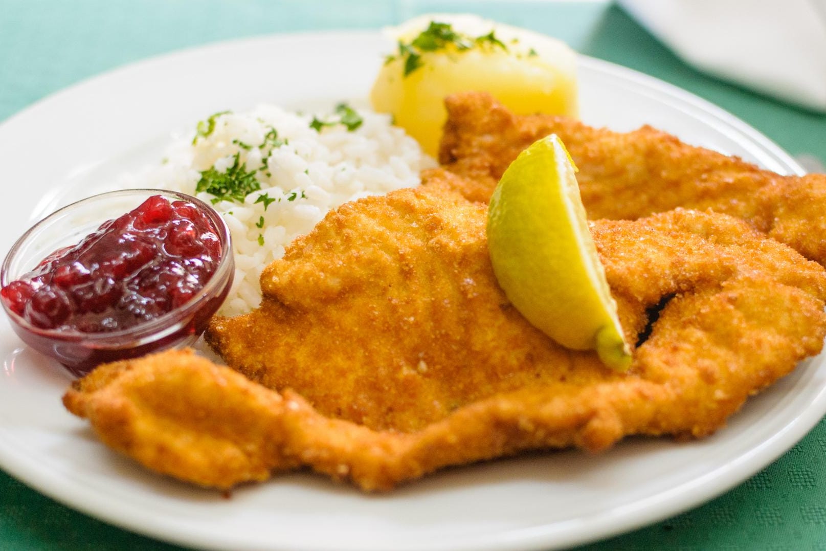 Ein original Wiener Schnitzel wird aus Kalbfleisch gemacht.