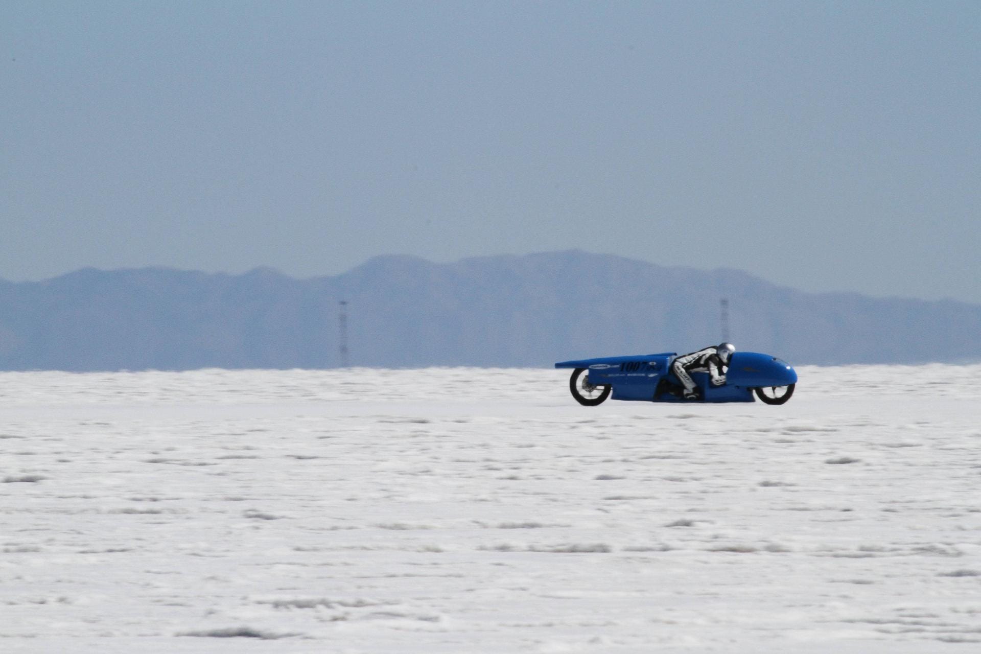 Die endlose Salzwüste bietet ideale Bedingung für die Rekord in allen nur denkbaren Kategorien vom Zweirad bis hin zum Elektro-Flitzer.