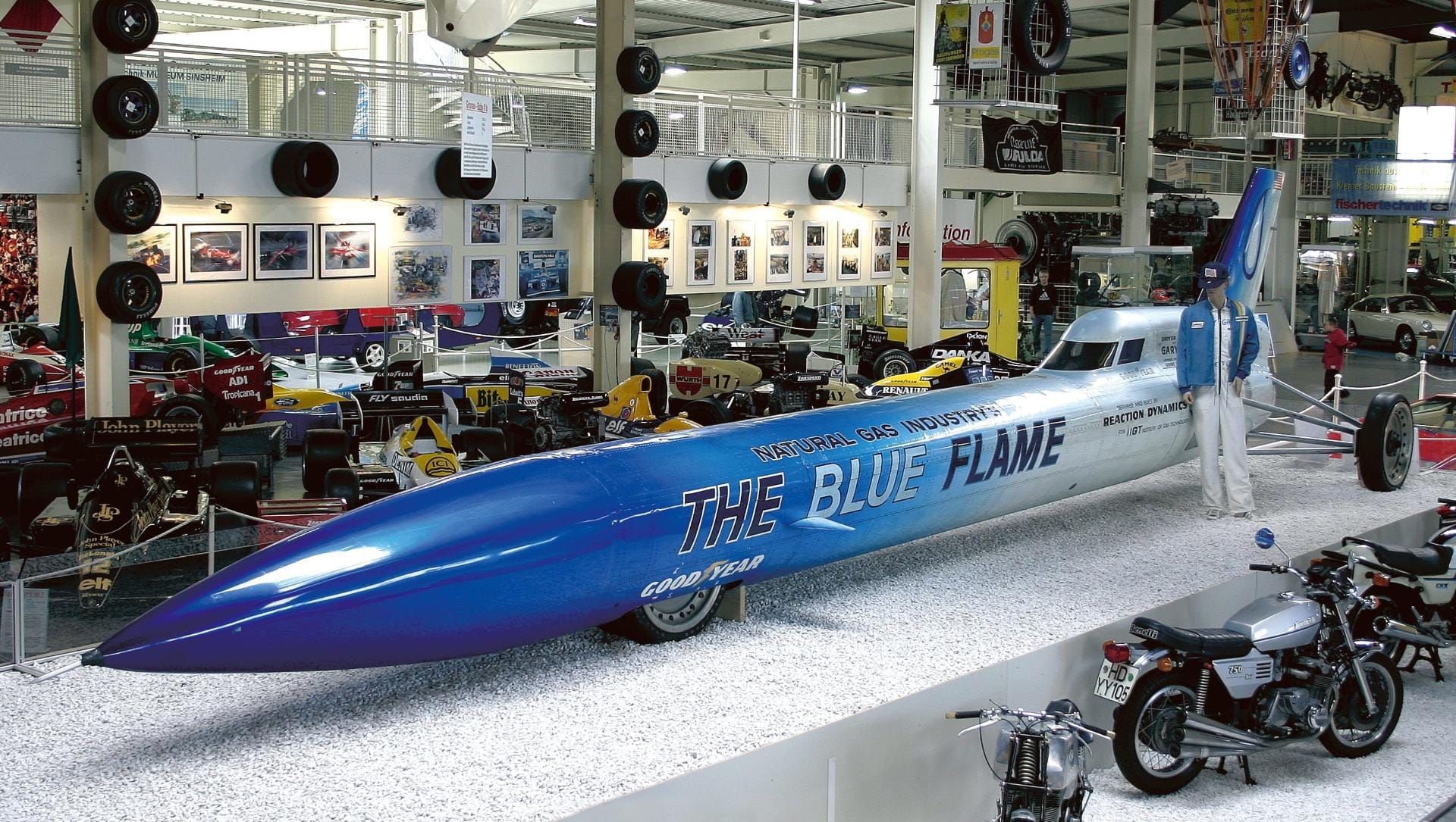 Später sahen die Autos immer futuristischer aus. Erster mit über 1000 km/h war im Oktober 1970 der Amerikaner Gary Gabelich mit seinem Raketenauto Blue Flame (1001,67 km/h). Dieser Rekord bestand 13 Jahre lang.