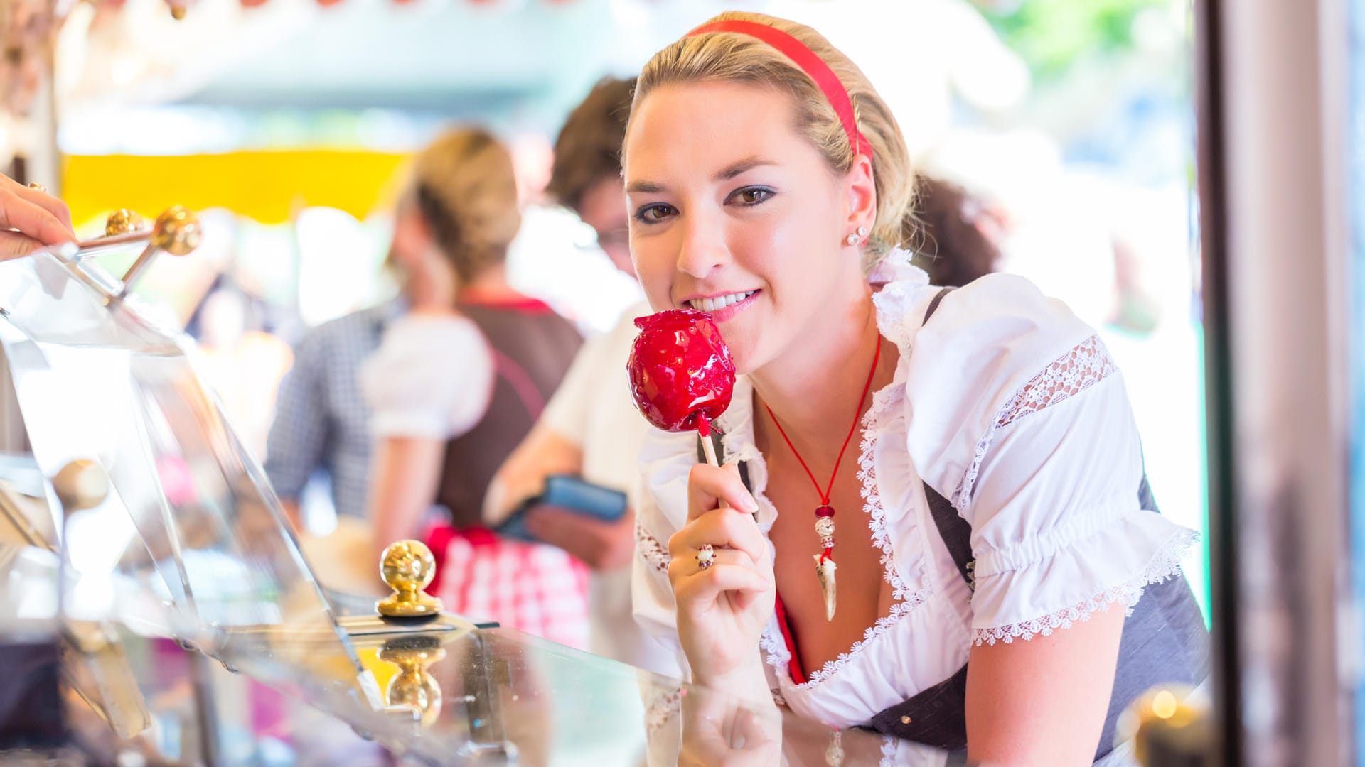 Für alle kalorienbewussten Oktoberfestbesucher ist ein kandierter Apfel die richtige Wahl.