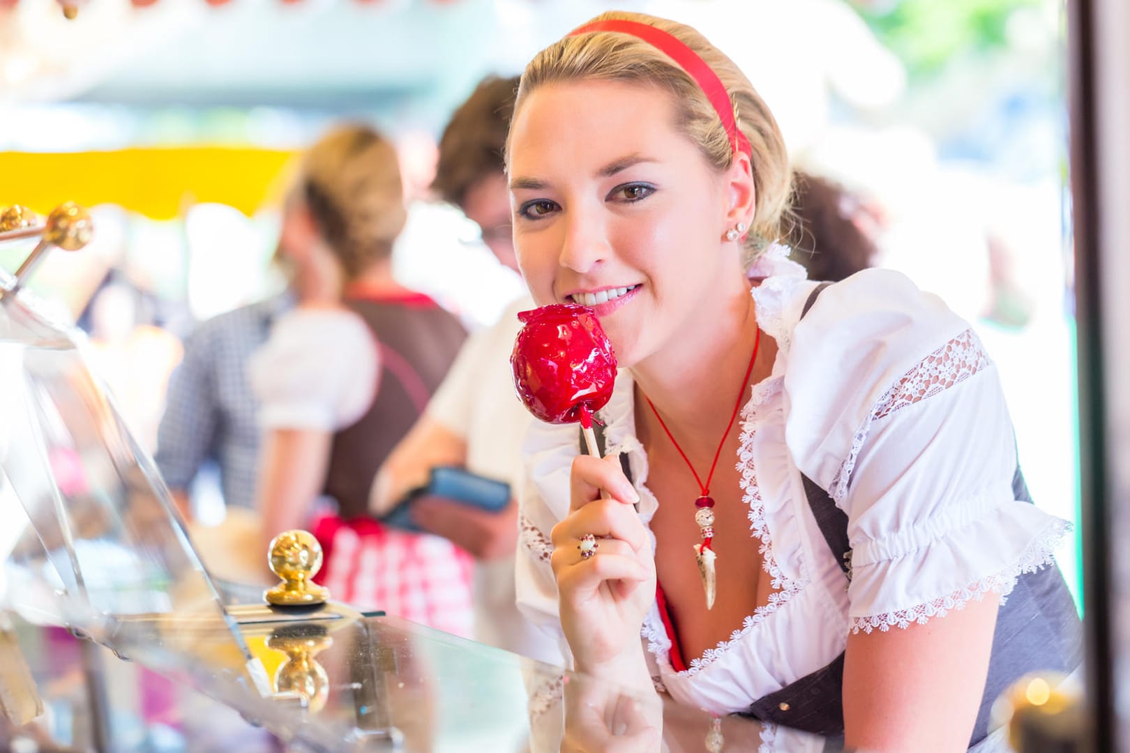 Für alle kalorienbewussten Oktoberfestbesucher ist ein kandierter Apfel die richtige Wahl.