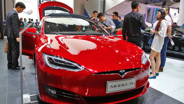 Ein Tesla Model S auf der Auto China 2016 in Beijing.