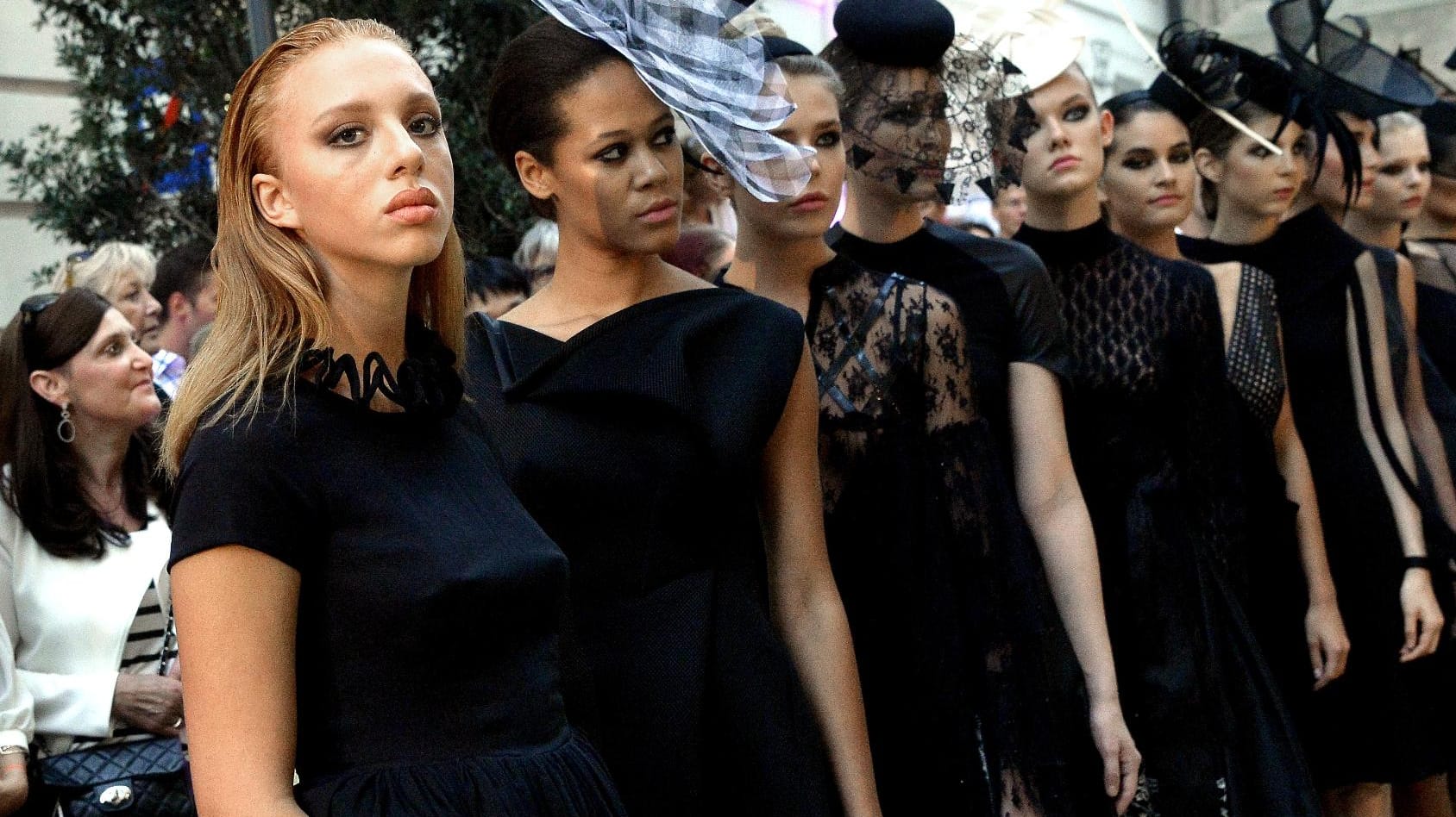 Anna Ermakova (links) auf der Vogue Fashion Week in Wien.