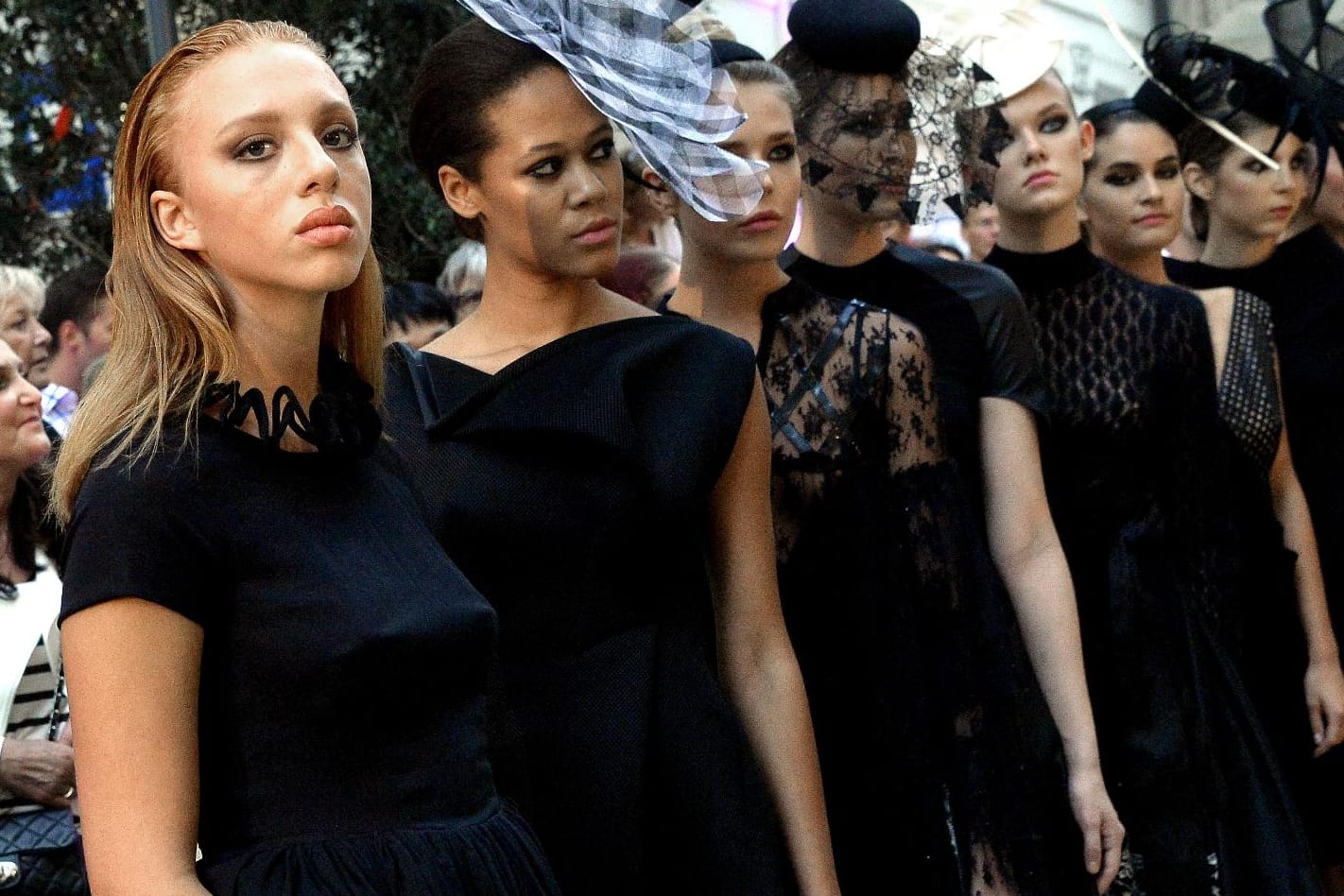 Anna Ermakova (links) auf der Vogue Fashion Week in Wien.