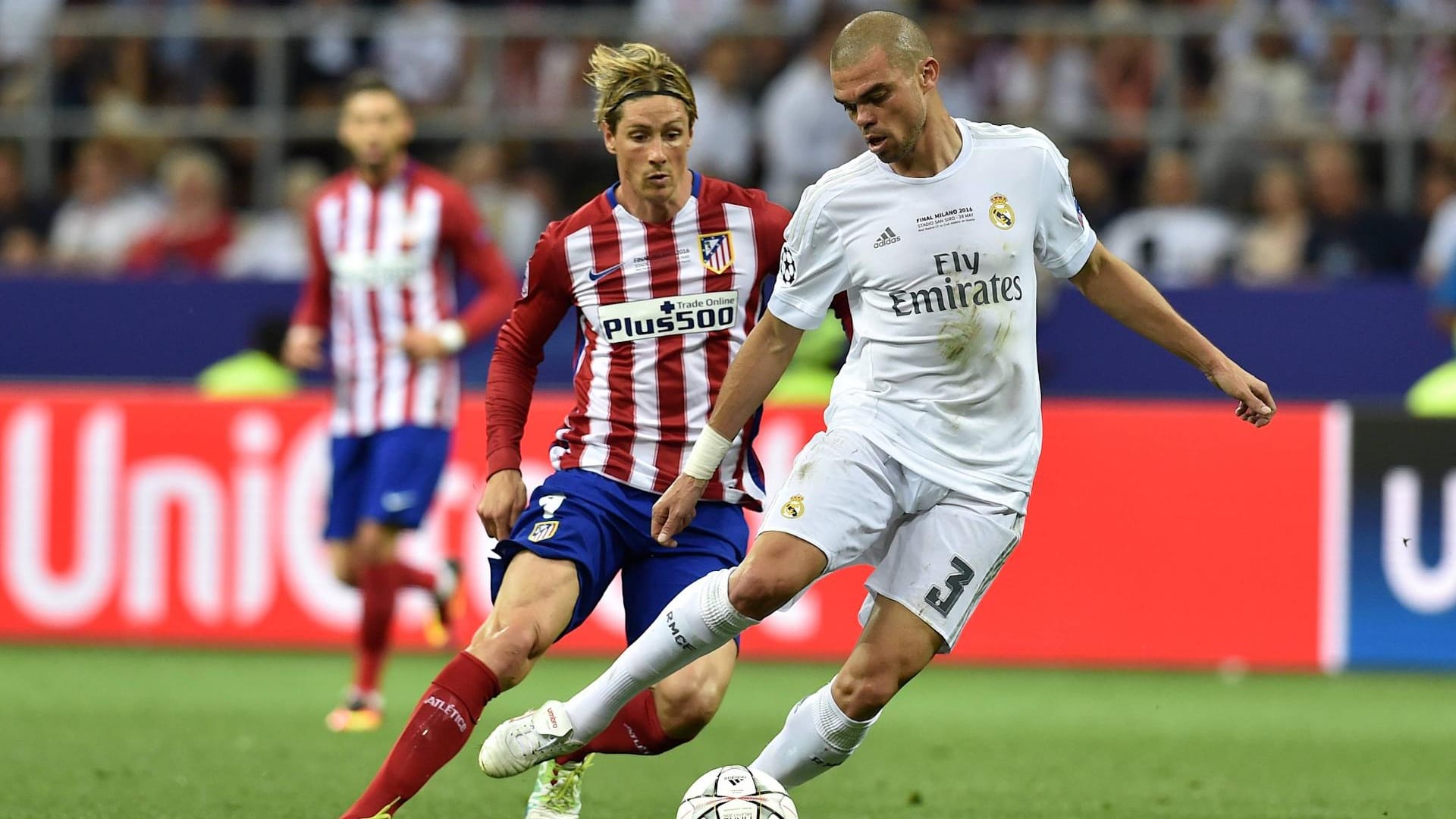Sanktionierte Stadtrivalen: Reals Pepe (re.) im Duell mit Atleticos fernando Torres beim Champions-League-Finale 2016. Sanktionierte Stadtrivalen: Reals Pepe (re.) im Duell mit Atleticos fernando Torres beim Champions-League-Finale 2016.